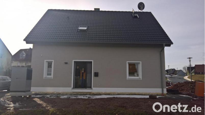 Das Ehepaar Lisa und Maximilian Albersdöfer ist mit den beiden Töchtern ins eigene Haus in Modulbauweise eingezogen. Beide würden wieder so bauen. Bild: rpp