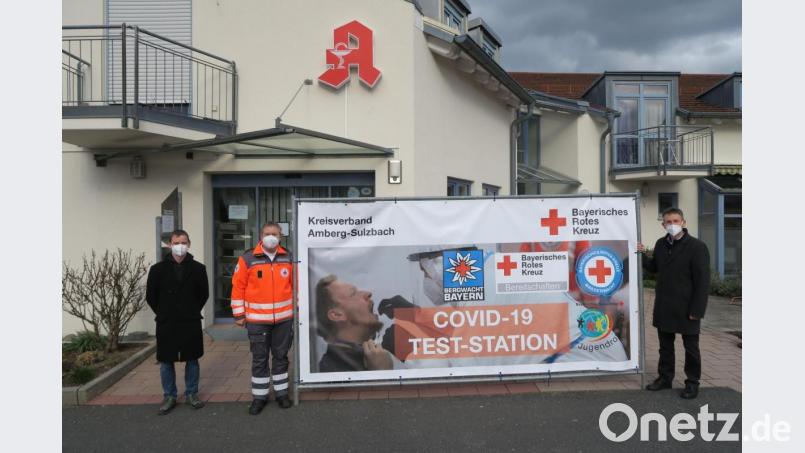 In Ursensollen kann man sich sowohl in der Anna-Apotheke in der Hohenburger Straße als auch im Testzentrum des BRK im Kolpingheim (Am Bahnhof 6) auf das Coronavirus testen lassen (von links): Filialleiter Alexander Pfennig von der Anna-Apotheke, BRK-Kreisfachdienstleiter Sanitätsdienst Wolfgang Potsch und Bürgermeister Albert Geitner. Bild: Verena Sägenschnitter/exb