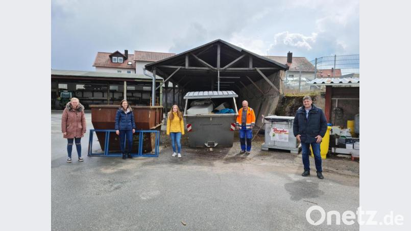 Emma Spachtholz (von links), Tina Neuber, Judith Eckert, stellvertretender Vorarbeiter Josef (Joe) Diedl und Bürgermeister Edgar Knobloch freuen sich, dass Grafenwöhr ein Stück sauberer ist. Bild: sne