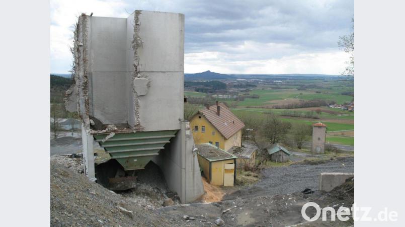 Das alte Kantinengebäude ist längst abgerissen, ebenso die Anlage zum Brechen der Steine. Ein Teil davon ist im Vordergrund zu sehen. Hier in diesem Bereich soll der Schafstall entstehen. Bild: bkr