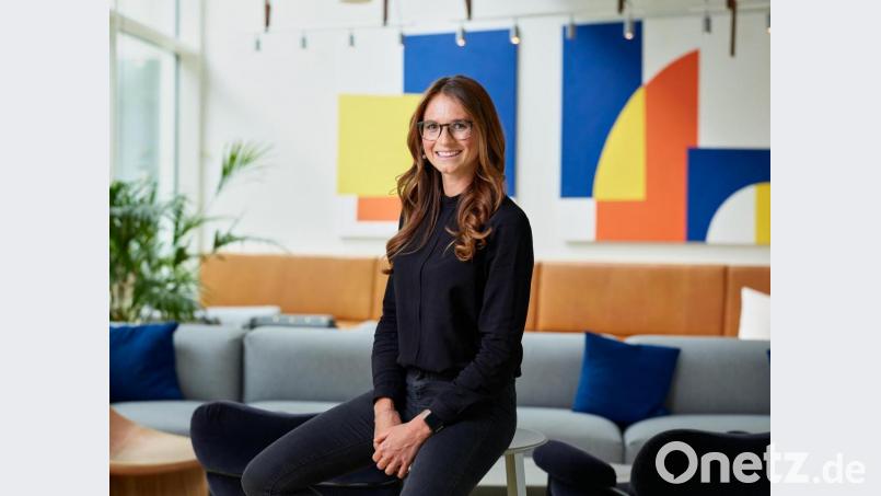 Julia Kupke fühlt sich sehr wohl in ihrem Büro in München. Sie wechselt aber gern immer einmal wieder ihren Arbeitsplatz und lenkt mitunter von Mallorca aus die Geschicke ihres Unternehmens. Bild:  Daniel Rothenberger/exb