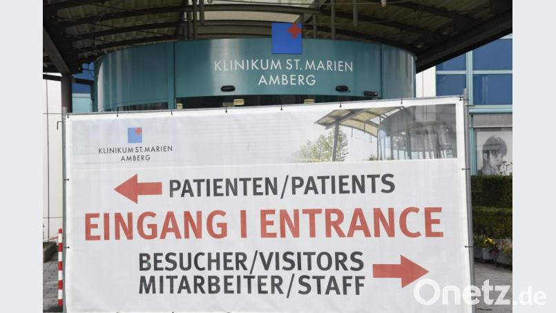 Der Eingang zum Klinikum Amberg. Die Besuchsregeln wurden wegen der Corona-Pandemie nochmals verschärft. Bild: Petra Hartl