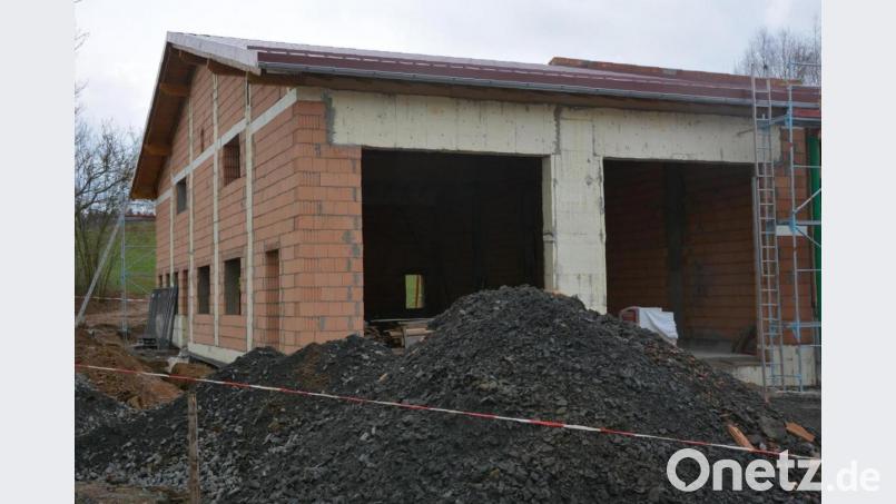 Bislang fielen für den Neubau des Feuerwehrhauses in Zirkenreuth rund 112 000 Euro an Kosten an. Bürgermeister Johann Burger lobte den enormen Einsatz der Helfer, die für einen schnellen Baufortschritt sorgten. Bild: jr