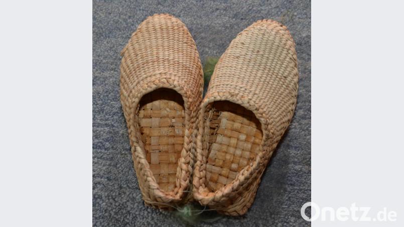Strohschuhe waren damals der Renner. Für den Hausgebrauch wurden Schuhe aus Stroh und Stoffresten selbst gefertigt. Auch in Vohenstrauß veranstaltete der Frauenbund mehrmals im katholischen Kinderasyl einen Lern-Kurs zur Anfertigung von Schuhen aus Stoff und Stroh. In Waidhaus war die Nachfrage so groß, dass der Kurs sogar wiederholt wurde. Der auf Veranlassung des Pfarrherrn in Eslarn abgehaltene Strohschuh-Kurs „befriedigte allgemein“. Bild: dob
