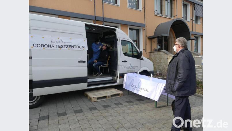 Dritter Bürgermeister Udo Müller "wachte" über den Gang seiner Kollegen, hier Jugendbeauftragter Andreas Hermann. Bild: rn