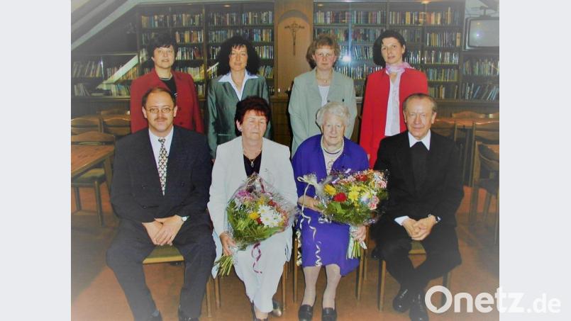 Pfarrer Hugo Wagner (vorne, von rechts) war von 1971 bis 2003 geistlicher Beirat, Ehrenmitglied Berta Wildenauer von 1978 - 1996 Vorsitzende, Ehrenmitglied Maria Gollwitzer 34 Jahre Schatzmeisterin, Georg Hansl von 1995 - 2002 Bürgermeister und Katharina Rossmann (hinten, Zweite von links) von 1996 bis 2001 und Thea Gollwitzer von 2001 bis 2009 Vorsitzende. Mit auf dem Bild zwei Vertreterinnen des Kreis- und Bezirksverbands. Archivbild: gz