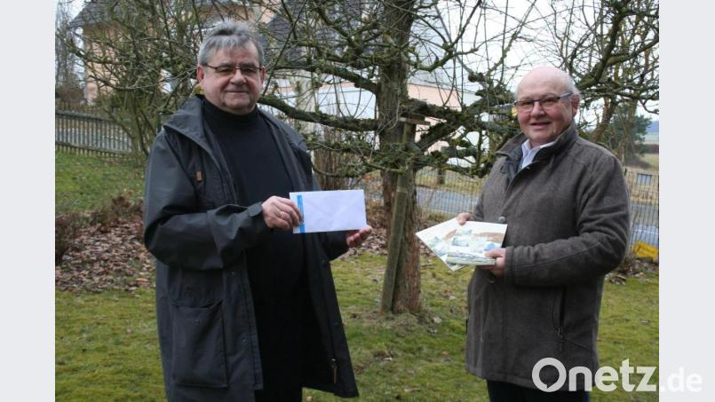Die Übergabe des Schecks im Wert von 200 Euro durch Dieter Kies (links), den Vorsitzenden des Stadtverbands, an „Frohsinn&quot;-Präsident Erwin Dromann erfolgt in freier Natur und unter Einhaltung des „Corona-Abstands&quot;. Bild: gpa