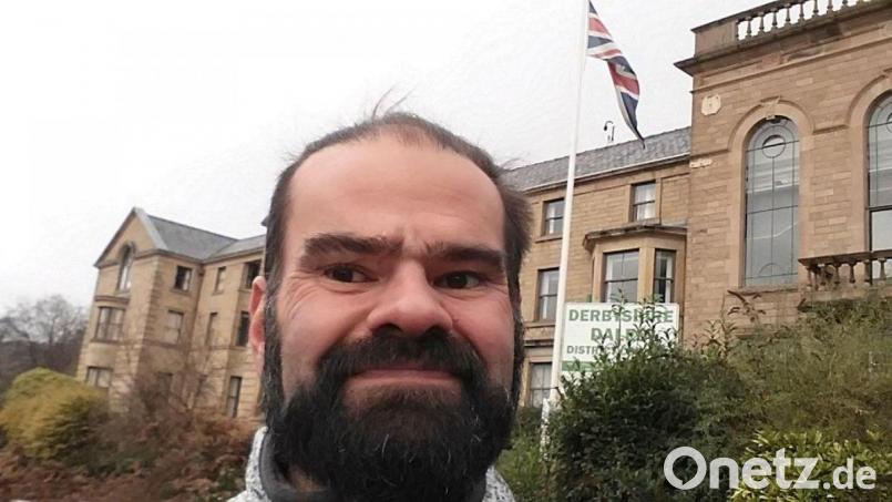 Harald Herrle, ehemals Wirtschaftsförderer des Landkreises, in seiner Wahlheimat Großbritannien: Hinter ihm weht der Union Jack, doch momentan sind im Königreich die Flaggen an öffentlichen Gebäuden auf halbmast gesetzt – als Zeichen der Trauer um den verstorbenen Prinz Philip. Bild: Harald Herrle/exb