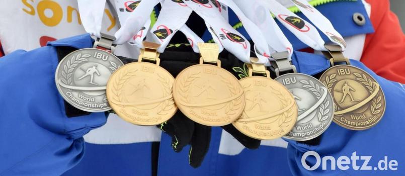 Der ideelle Wert einer Medaille ist für Sportler sehr hoch. Aber machen sich große sportliche Erfolge auch auf dem Konto bemerkbar? Sportrechtevermarkter Stephan Peplies, unter anderem Manager von Eric Frenzel, klärt auf. Archivbild: Hendrik Schmidt/dpa