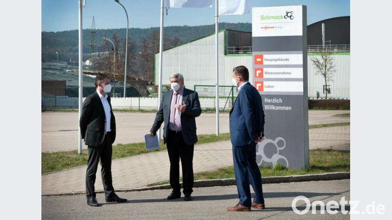 Bundestagsabgeordneter Karl Holmeier (Mitte) sprach mit Schmack-Geschäftsführer Manuel Götz und Vertriebsleiter Hendrik Wilcke über die Novelle des Gesetzes für den Ausbau Erneuerbarer Energien. Bild: Sonnleitner/exb