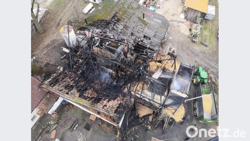 Das ganze Ausmaß des Schadens war am Tag nach dem Brand von der Drehleiter der Feuerwehr Waldsassen aus zu beobachten. Neben Teilen des Schweinestalls (Mitte) hatte es auch das Getreidesilo erwischt. Bild: Sebastian Grillmeier/exb