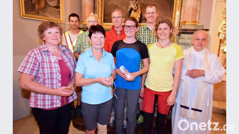 Pfarrer Markus Priwratzky (rechts) und Wallfahrtsführerin Cornelia Dürgner (Zweite von rechts) zeichnen langjährige Teilnehmer aus (von links): Anneliese Franz (20 Jahre), Josef Langer (35 Jahre), Herbert Vinzens (35 Jahre), Gertraud Weigl (20 Jahre), Werner Dürgner (30 Jahre), Sigrid Dürgner (10 Jahre) und Rudi Dürgner (35 Jahre). Bild: no
