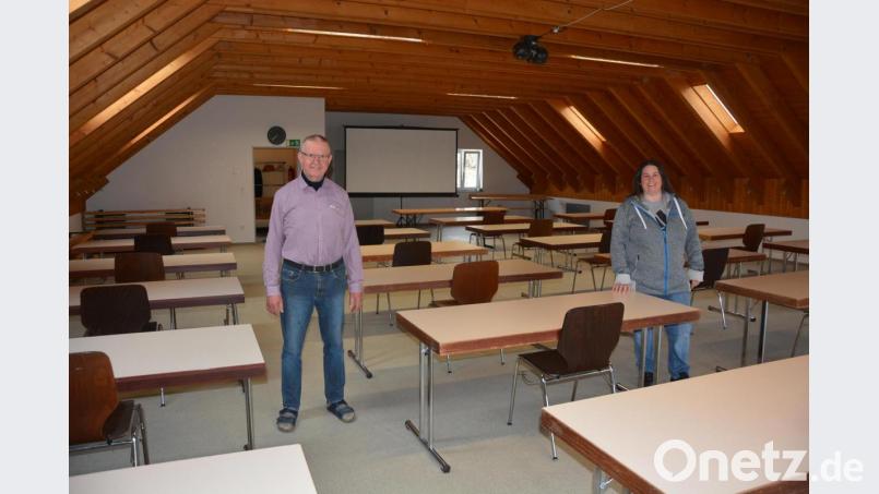 Es ist alles hergerichtet für den Unterricht im Saal des Campingplatzes in Großbüchlberg. Gerhard Lang und Andrea Dolles stellen ihre Räumlichkeiten kostenlos zur Verfügung. Bild: jr