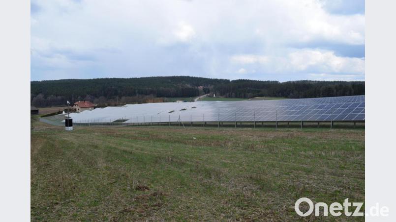 Die Photovoltaik-Freiflächenanlage bei Oberaich soll die einzige dieser Größenordnung in der Gemeinde Guteneck bleiben. Künftig werden Anlagen nur noch für den Eigenverbrauch genehmigt. Bild: bnr