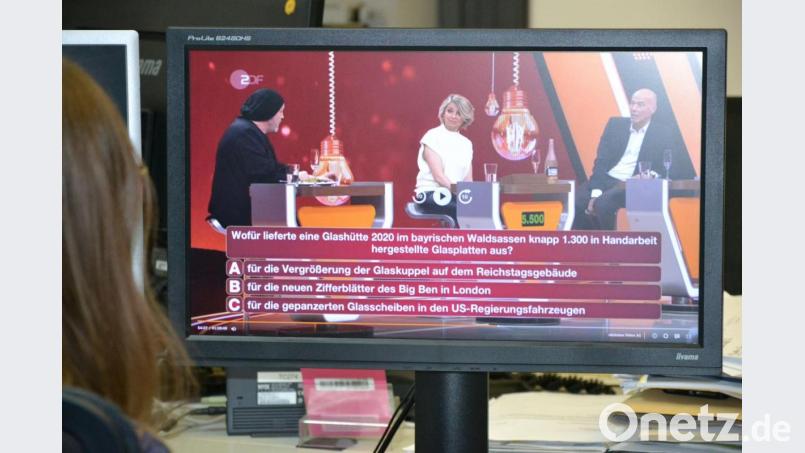 Schriftsteller Torsten Sträter, Fernsehmoderatorin Sabine Heinrich und Schauspieler Heiner Lauterbach (von links) suchen nach der richtigen Lösung. Bild: ubb
