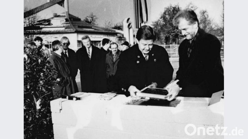 Grundsteinlegung für das Kongresszentrum 1993: Aus München reiste der damalige Wirtschaftsminister Otto Wiesheu (Zweiter von rechts) an. Mit dabei ist Oberbürgermeister Wolfgang Dandorfer. Bild: Amberger Congress Marketing