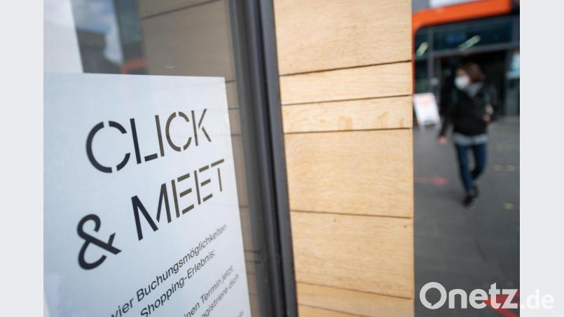 "Click&Meet" soll ausgewählten Kunden die Ladentüre öffnen. Im Landkreis Schwandorf hält sich der Andrang bislang in Grenzen. Symbolbild: Sebastian Gollnow/dpa