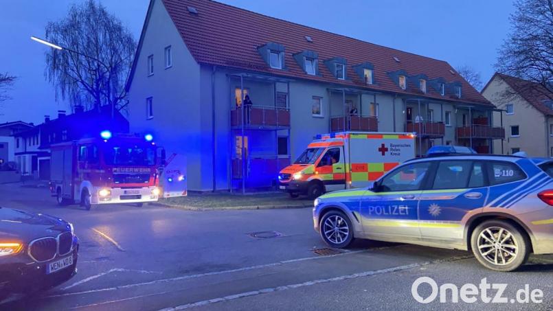 Feuerwehren, Polizei und Rettungswagen rücken am Donnerstagabend in den Eichenweg nach Altenstadt aus. Dort setzt eine überhitzte Fritteuse die Leichtbaumöbel in einer Garage (links im Hintergrund) in Brand. Bild: Gustl Beer