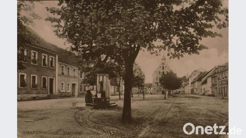 Eine historische Postkarte zeigt den Brunnen am Marktplatz Grafenwöhr, der bis 1934 maßgeblich für die Wasserversorgung der Bevölkerung war. Bild: Kultur- und Militärmuseum Grafenwöhr