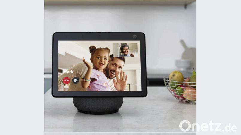Video-Telefonate, Kochrezepte, das Wetter: Mit Geräten wie dem Amazon „Echo Show 10“ will der Handelsriese seine Dienstleistungen in die Haushalte bringen. Bild:  Amazon/dpa