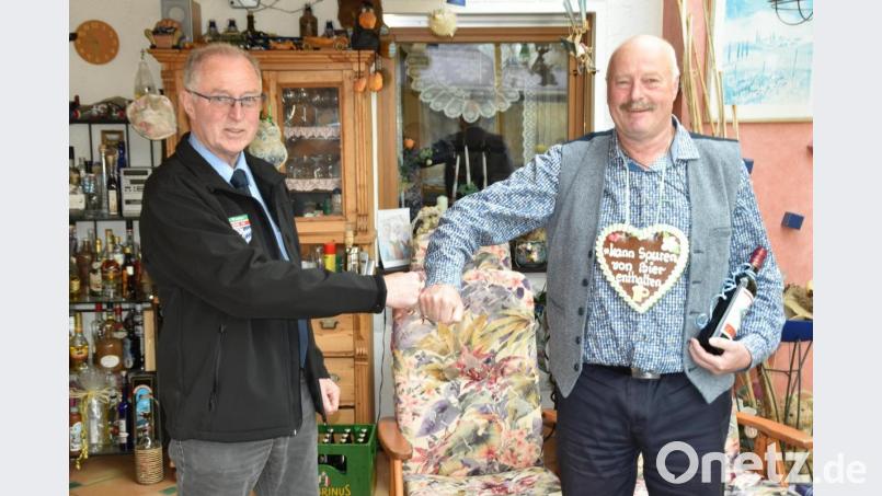 Peter Ertl von der &quot;7er- Kameradschaft gratuliert Heiner Nachtmann. Bild: hcz