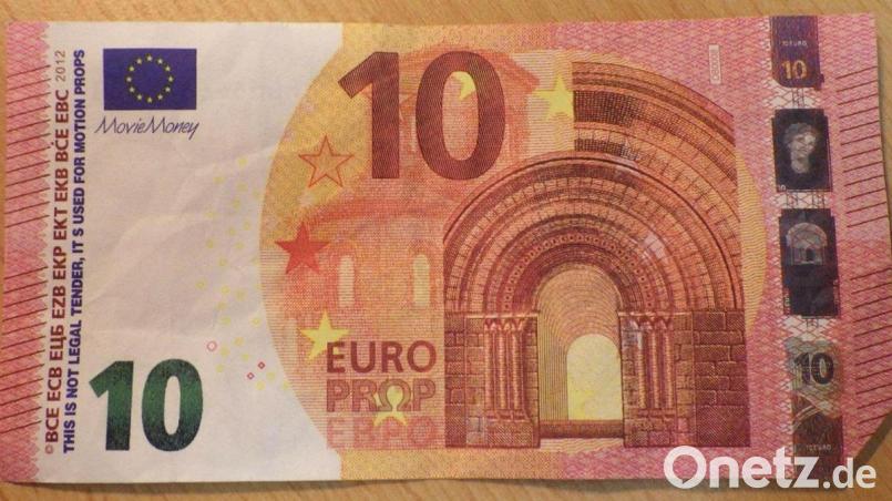Solche Euro-Banknoten sind nicht echt. Es handelt sich handelt um legal verkäufliche „Movie Money“ – verkleinerte Replikate von echten Noten, die zum Spielen oder in Film- und Bühnenproduktionen eingesetzt werden können. Archivbild:  Polizei Ennepe-Ruhr-Kreis /dpa
