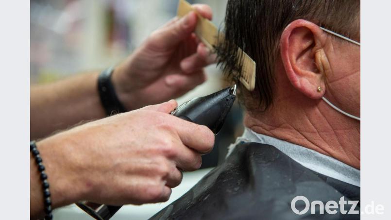 Braucht man momentan einen negativen Coronatest, um zum Friseur gehen zu dürfen? Weil die Kunden verunsichert sind, meldete sich am Mittwoch die Friseur-Innung zu Wort. Bild: Harald Tittel/dpa