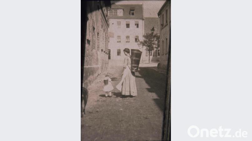 Auf dem Rücken trägt die Frau in der Unteren Torstraße das Wasser nach Hause Bild: info[at]museum-grafenwoehr[dot]de