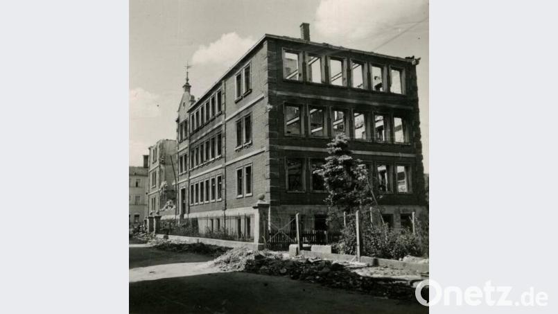 Zum Jahrestag des Bombenangriffs auf Schwandorf läutet am Samstag die Glocke am Blasturm. Das Bild zeigt die durch den Angriff total Knabenschule (Höflingerschule). Bild: Stadtarchiv Schwandorf/städtische Bildersammlung/exb