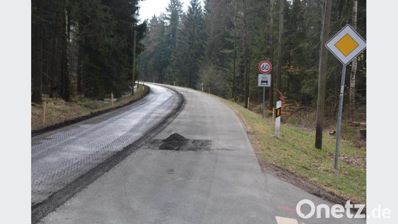 Auf einer Länge von zwei Kilometern erhält die Kreisstraße TIR 6 zwischen Pfaffenreuth und Rosall eine neue Asphaltschicht. Bild: jr