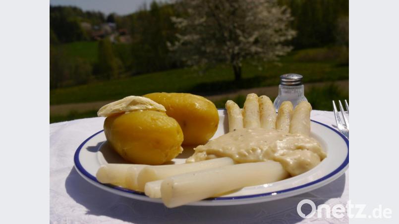 Es geht auch ohne Ei: Aus einem Sojadrink, Mehl, veganer Margarine und einem Hauch Muskatnuss wird eine leckere Sauce zum Spargel gezaubert. Bild: Miriam Lill