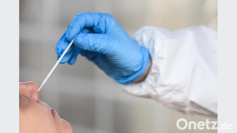 Ob im Testzentrum oder zu Hause: Mindestens einmal pro Woche müssen Beschäftigte, die nicht ausschließlich im Home-Office arbeiten, künftig eine Corona-Testmöglichkeit von ihrem Arbeitgeber angeboten bekommen. Bild: Kira Hofmann/dpa