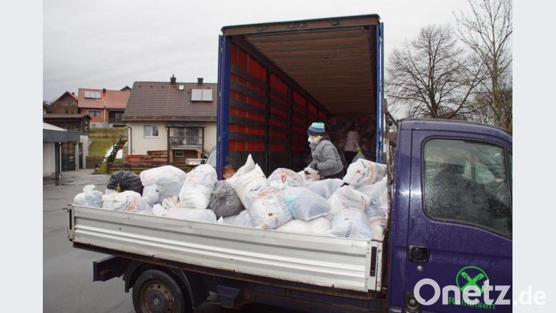 Die zahlreichen Sammelsäcke wurden in einen Lkw geladen Bild: mmj
