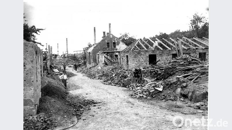 Ein Blick in die Vogelstraße, einige Tage nach dem Bombenbangriff vom 17. April 1945. Im Hintergrund sind die Kamine der zerstörten Tonwarenfabrik zu erkennen. Archivbild: Schaffer/Foto Schwarz
