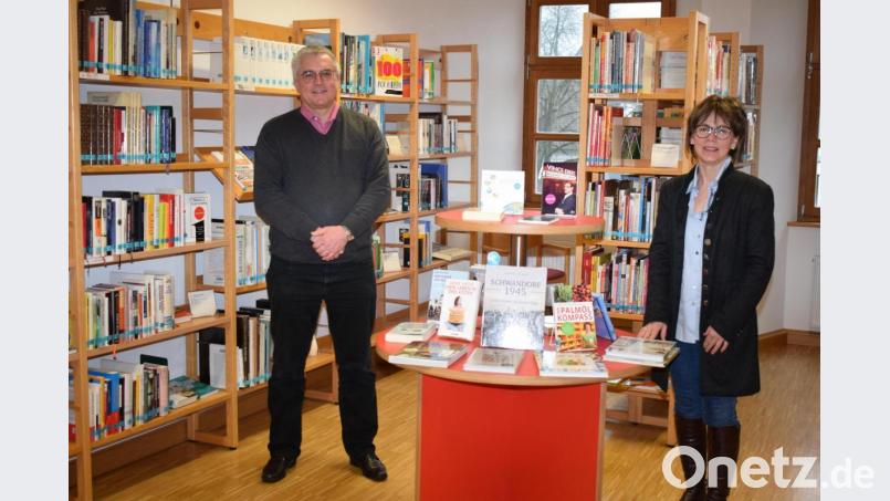 Seit Jahresbeginn leitet Irmi Sittl die Stadtbücherei. Bürgermeister Richard Tischler, der bisher kommissarisch an der Büchereispitze stand, wünschte viel Erfolg in der neuen Aufgabe Bild: bnr