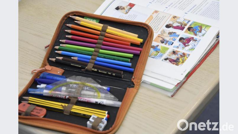 Ein aufgeschlagenes Federmäppchen und ein Schulbuch. Die hohen Inzidenz-Werte machen eine Rückkehr für alle Klassen in den Präsenz-Unterricht eine weitere Woche nicht möglich. Bild: Petra Hartl