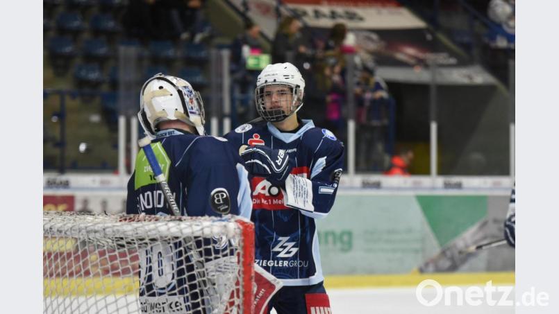Der ehemalige Blue-Devils-Verteidiger Adrian Klein (rechts) darf auf die Nominierung für die U18-Weltmeisterschaft in den USA hoffen. Archivbild: gb