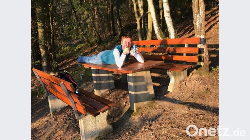 Mit Sekt aus der Dose hat Renate Hüther die neue Sitzgruppe eingeweiht, in die die ganze Familie viel Arbeit gesteckt hat. Bild: Biwi Hüther/exb