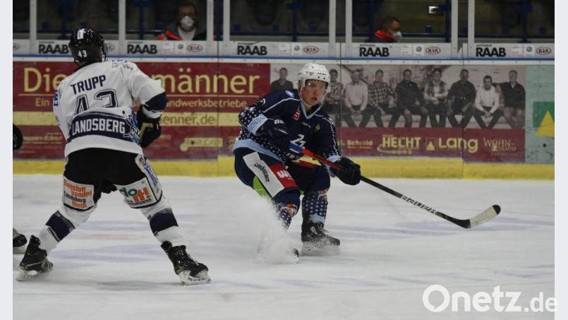 Edgars Homjakovs (rechts) hat seinen Vertrag bei den Blue Devils Weiden verlängert. Archivbild: gb