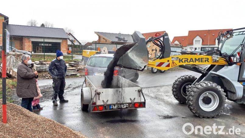 Mit dem Radlader belud Gemeindemitarbeiter Peter Schlicht den Anhänger von Heidi und Peter Lauterbach (von links). Bild: hai