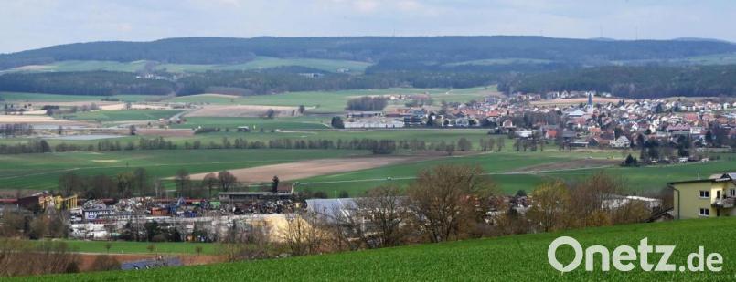 Der gut 1,4 Kilometer lange, bis zu fünf Meter hohe und gut 35 Meter breite Hochwasser-Staudamm soll laut aktueller Planung auf Höhe der Firma Guss Auer (Bildmitte hinten) beginnen, an Neumühle vorbei bis fast zur AM 13 (Straße von Neumühle nach Witzlhof) führen und endet nahe der an Witzlhof vorbeiführenden Bahnlinie (links). Bild: gf