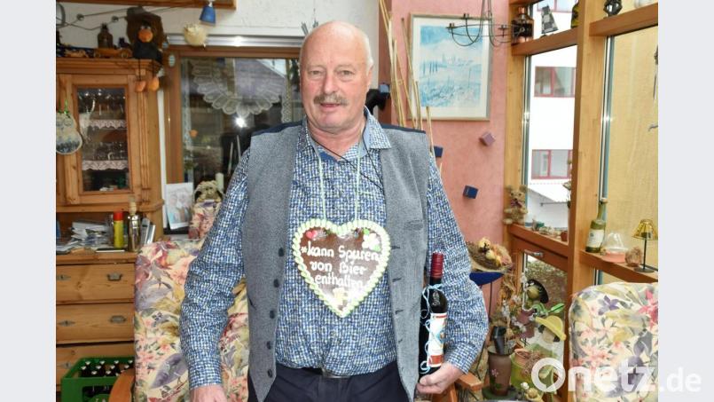 &quot;Kann Spuren von Bier enthalten&quot; steht auf dem Lebkuchenherz, das Heiner Nachtmann zum Geburtstag bekommen hat. Bild: hcz