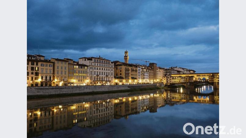Trotz Corona: Ein Spaziergang entlang der angestrahlten Palazzi am Ufer des Arno bleibt zauberhaft wie eh und je. Bild: Florian Sanktjohanser/dpa