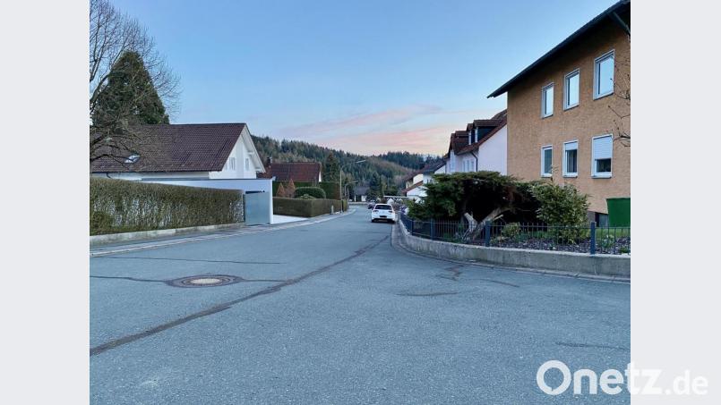 Die Ulmenstraße war der Auslöser: Hier wurde in der Vergangenheit laut Gemeinderat auch schon sehr rücksichtslos auf dem Gehweg geparkt. Jetzt kommt von Mai an die Überwachung des ruhenden Verkehrs. Bild: Eichl