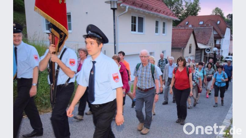 Begleitet von den Fahnenabordnungen der Gemeinde, ziehen die Wallfahrer zum feierlichen Abschluss in die Pfarrkirche ein. Bild: no