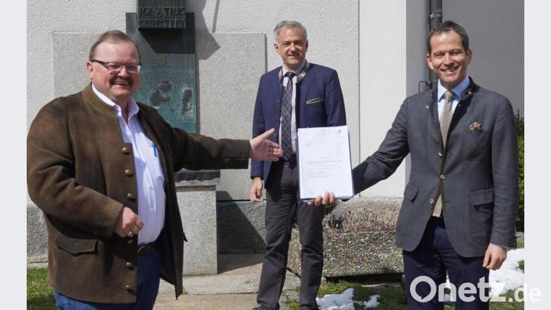 MdB Albert Rupprecht (rechts) übergibt den Förderbescheid an Bärnaus Bürgermeister Alfred Stier (rechts). Auch Landrats Rolland Grillmeier (hinten, Mitte) freut sich über den Zuschuss. Bild: eg