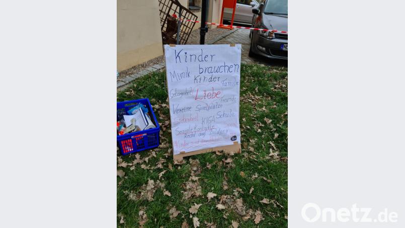 Mit vielen Plakaten machten Veranstalter und Teilnehmer auf ihre Sorgen wegen der Corona-Maßnahmen aufmerksam. Bild: sne