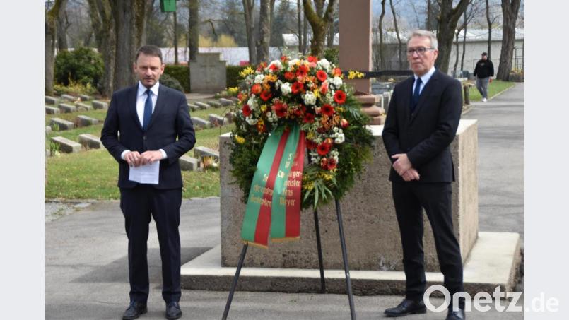 OB Jens Meyer und Bürgermeister Reinhold Wildenauer gedenken der Coronatoten. Bild: hcz