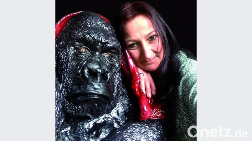 Uschi Brauner mit einer ihrer mannshohen Skulpturen. Bild: hka