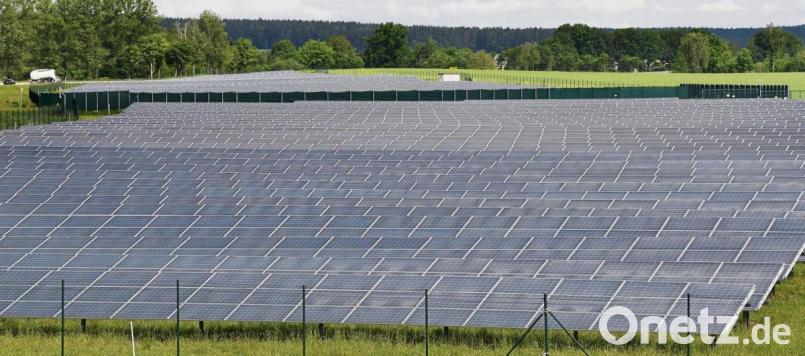 Großflächige PV-Freiflächenanlagen finden sich auch in der Region, etwa an der B 299 bei Ammersricht. Für das Gemeindegebiet der Stadt Tirschenreuth sollen jetzt Eignungsflächen ermittelt werden. Archivbild: Petra Hartl